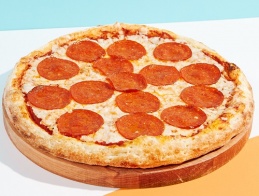 Вкуснейшая ароматная пицца - сыр моцарелла, колбаса пепперони, томатный соус. Размер 25 см
