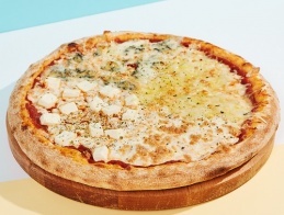 Скажите "СЫЫЫРР!" и попробуйте пиццу 4-х сыров: Моцарелла, Дорблю, Фета, Пармезан. Размер 30 см