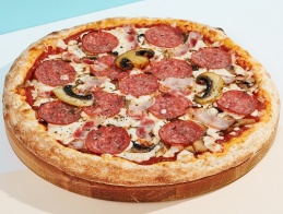 Эта пицца - произведение кулинарного искусства. Бекон, салями, Моцарелла, томатный соус, шампиньоны, маслины. Пальчики оближешь! Размер 25 см