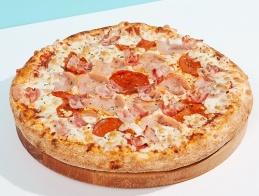 Пицца для мясных гурманов: мясной соус болоньезе, пепперони, ветчина, бекон, сыр Моцарелла