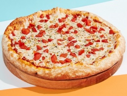 Любимая пицца итальянской королевы Маргариты. Много сыра Моцарелла, томатный соус и томаты. Размер 25 см
